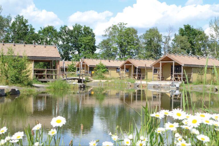 Alfsee Ferien und Erholungspark Germanendorf vom Campingplatz mit Terassen am See 768x512