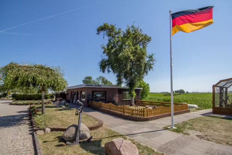 Belt Camping Fehmarn Eingangsgebaeude mit Rezeption auf dem Campingplatz 768x512