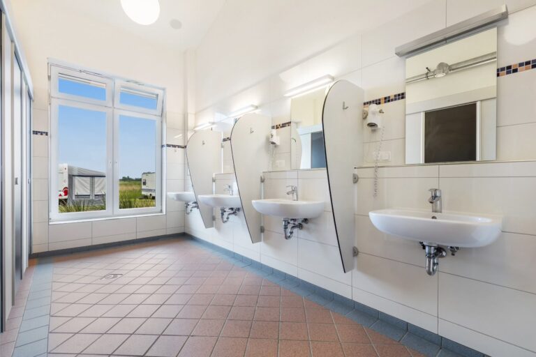 Belt Camping Fehmarn Innenansicht des Sanitaergebaeudes 5c8577da ae48 469d 8b13 f639b8740e33 768x512