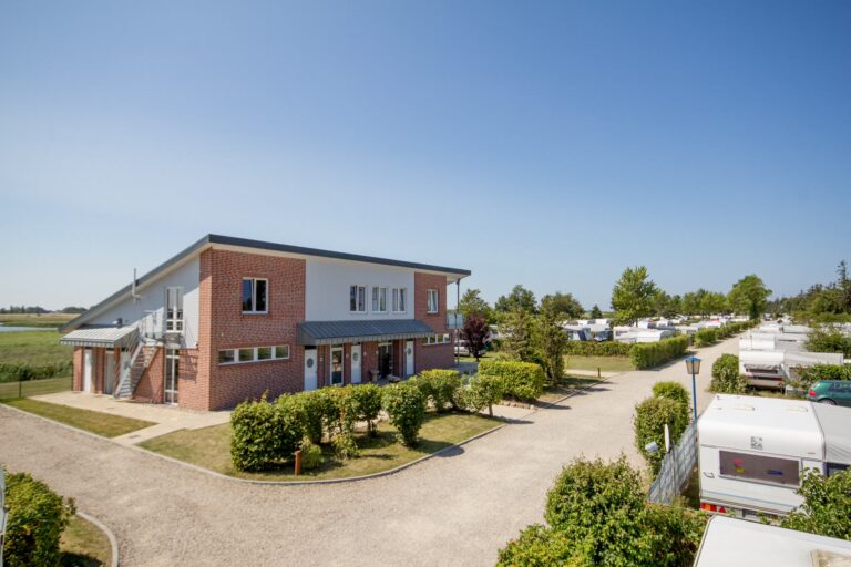 Belt Camping Fehmarn Sanitaergebaeude und Stellplaetze auf dem Campingplatz 768x512