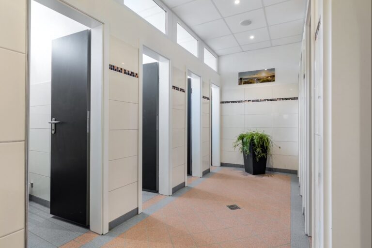 Belt Camping Fehmarn Toilettenkabinen im Sanitaergebaeude 9b668f5f 10ef 4470 aa8c 5ef8a791a022 768x512