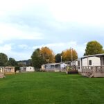 Camping Borken am See Mobilheime mit Blick auf gruene Liegewiese auf dem Campingplatz 150x150