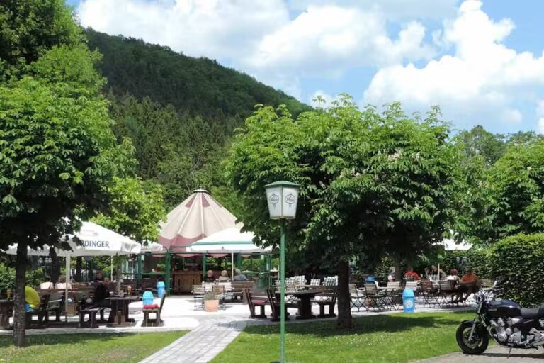 Camping Clausensee Restaurant vom Campingplatz mit Terrasse im Gruenen 768x512