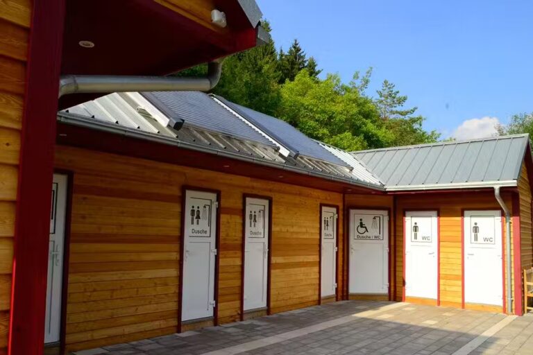 Camping Clausensee Sanitaergebaeude vom Campingplatz mit Duschkabinen und WC 768x512