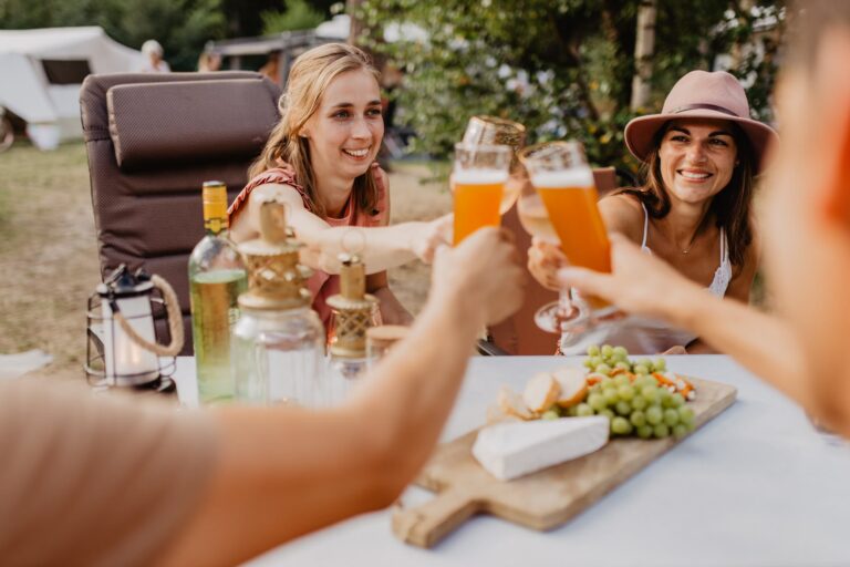 Camping De Kleine Wolf Camper geniessen Speisen und Getraenke auf ihrem Standplatz be1cf3b7 6780 4bf2 94fd 98cdf701a288 768x512