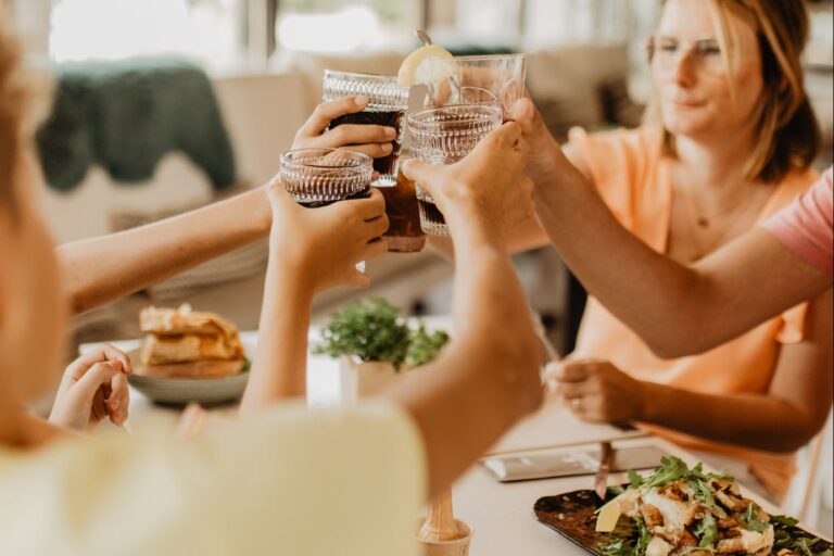 Camping De Kleine Wolf Gaeste geniessen Speisen und Getraenke aus dem Restaurant des Campingplatzes 4fc5befb efff 4a85 ac27 f127517451d2 768x512