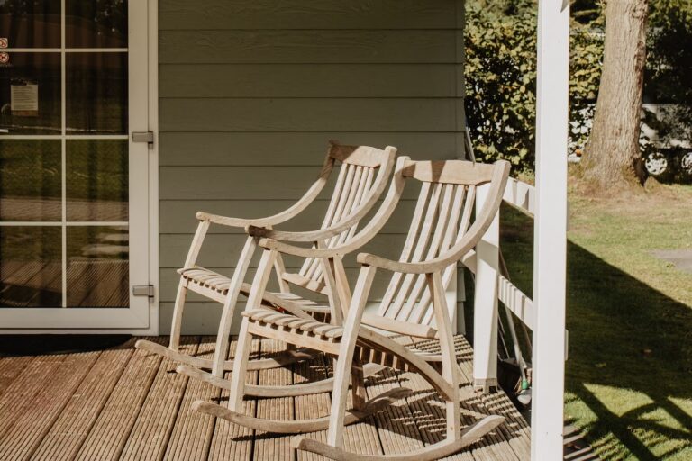 Camping De Kleine Wolf Schaukelstuehle auf der Terrasse eines Mobilheims 9e7231ee 2b88 4dc6 a947 327005fb338c 768x512