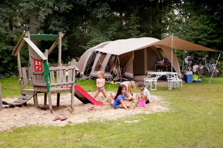 Camping De Wildhoeve Kinderspielplatz auf der Standplatzwiese auf dem Campingplatz 6bb4c2c9 6c56 4577 8e42 f19a733b944f 768x512