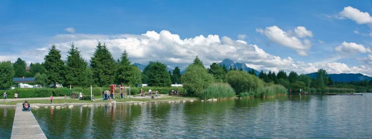 Camping Hopfensee Gaeste am See vor dem Campingplatz 768x288