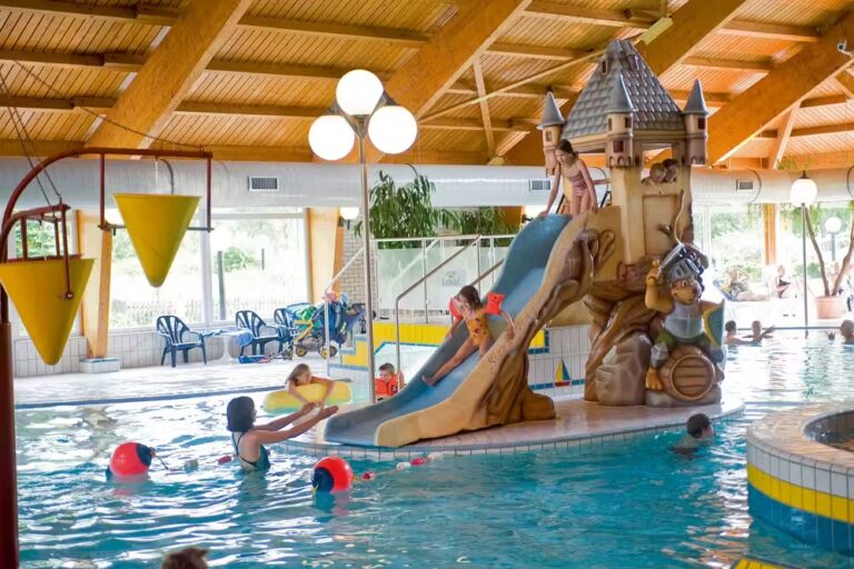 Camping Landal Sonnenberg Camper im Kinderbecken vom Indoor Pool auf dem Campingplatz 768x512