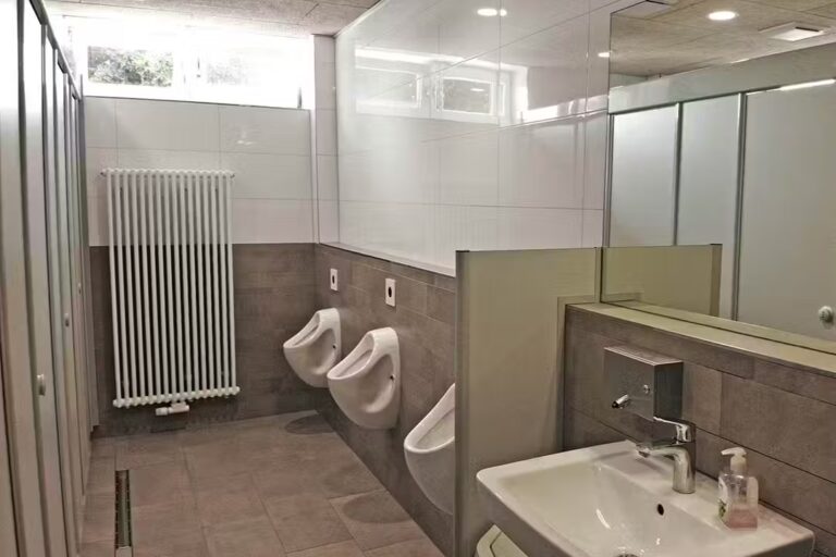 Camping Miramar Sanitaerbereich vom Campingplatz fuer Maenner 768x512