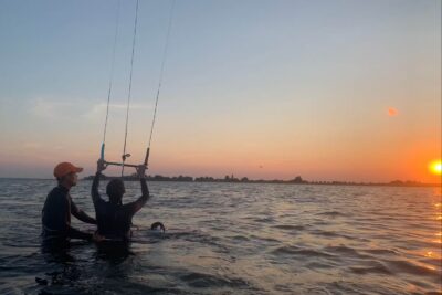 Camping Miramar Wasseraktivitaeten im Sonnenuntergang 400x267