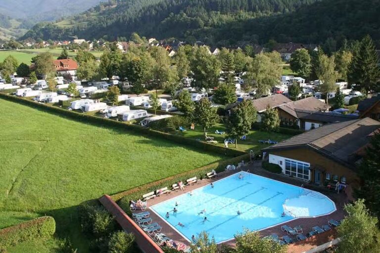 Camping Muenstertal Luftaufnahme vom Campingplatz mit Pool 768x512