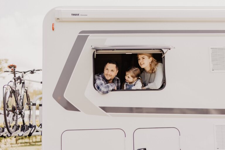 Camping Strukkamphuk Blick auf eine Familie in einem Camper 8ccf3cb5 0524 4704 9cde c4f2c6408649 768x512