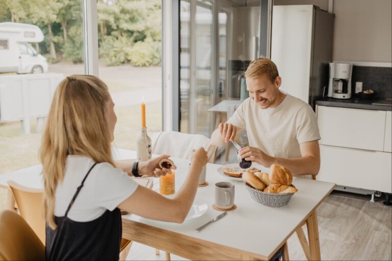 Camping Strukkamphuk Camper fruehstuecken in ihrer Mietunterkunft d9e3e56b 2e9a 4ffb 8579 9230224ebe7f 768x512