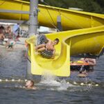 Camping TerSpegelt Camper auf der Wasserrutsche vom Campingplatz am See 150x150