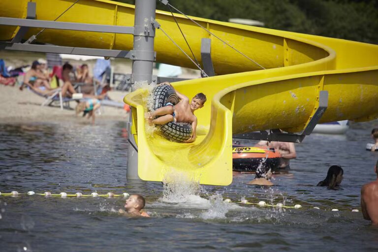 Camping TerSpegelt Camper auf der Wasserrutsche vom Campingplatz am See 768x512