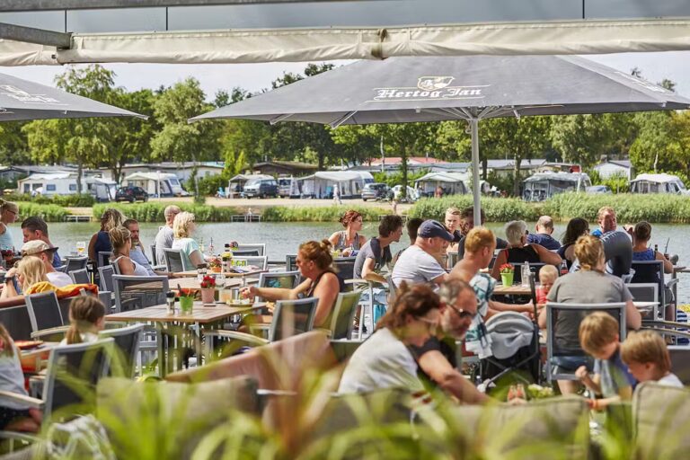 Camping TerSpegelt Innenansicht der Bar auf dem Campingplatz 768x512
