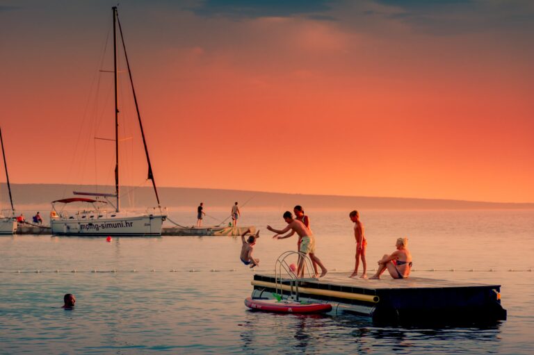 Camping Village imuni Campinggaeste beim Baden im Meer f85a3420 4cbd 481d 9d97 69b7c1978c8a 768x511