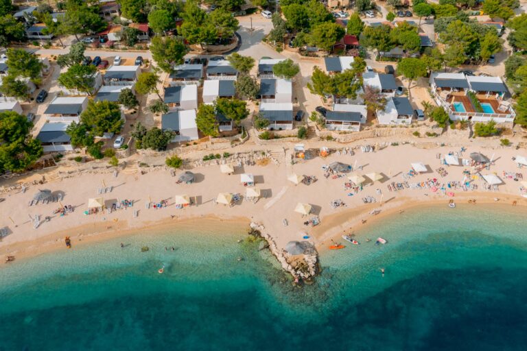 Camping Village imuni Luftaufnahme des Campingplatzes mit Badestrand 86e3ce4c 75df 45c8 8144 f07430906ce5 768x512