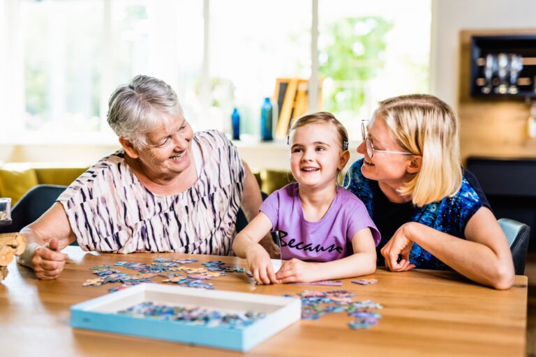 Camping Wirthshof Familie beim gemeinsamen Puzzlen im Wohnzimmer e49c2658 8226 46ae a52b d84a9e23f216 768x512