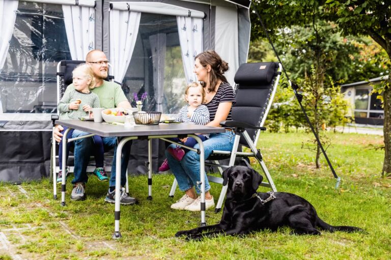 Camping Wirthshof Familie mit Hund auf ihrem Stellplatz 54ff9fad 9b6d 41fb ab5d 573f16362a66 768x512