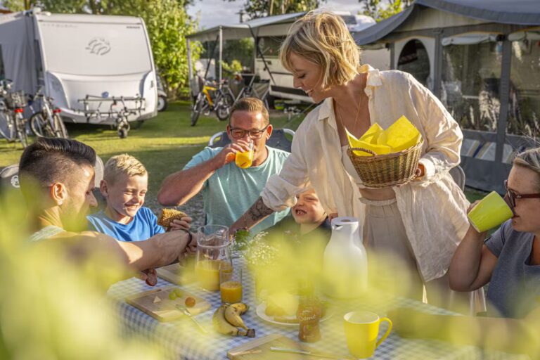 Camping Wulfener Hals Familie beim gemeinsamen Fruehstueck auf ihrem Standplatz b851bbe8 3ea3 460b ac42 389fd7552798 768x512