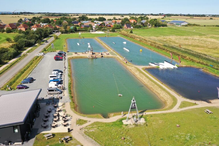 Camping Wulfener Hals Luftaufnahme des Campingplatzes mit Wakeboardanlage caf1464e fe2f 4f07 8308 50cea264408f 768x512