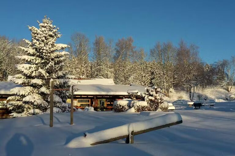 Camping am Brocken Blick auf die Rezeption vom Campingplatz im Winter 768x512