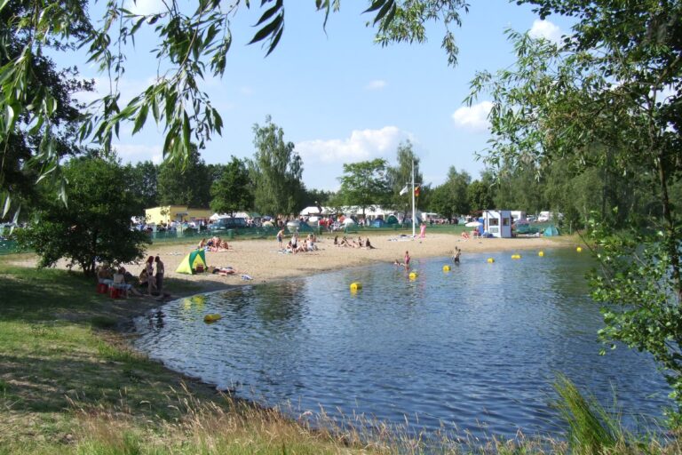 Camping am Zabakucker See Gaeste am Badestrand vor dem Campingplatz 768x512