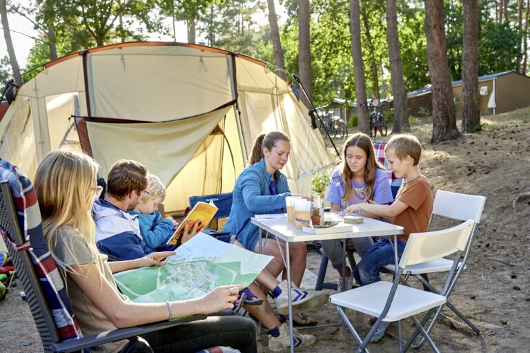 Camping und Ferienpark Havelberge Gaeste entspannen vor ihrem Zelt c7c6dbe6 0d59 4a1c 9e3c 86e322317be7 1 768x511