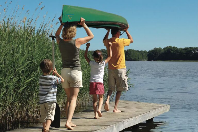 Campingpark Havelberge Gaeste mit Kanu 1 768x512