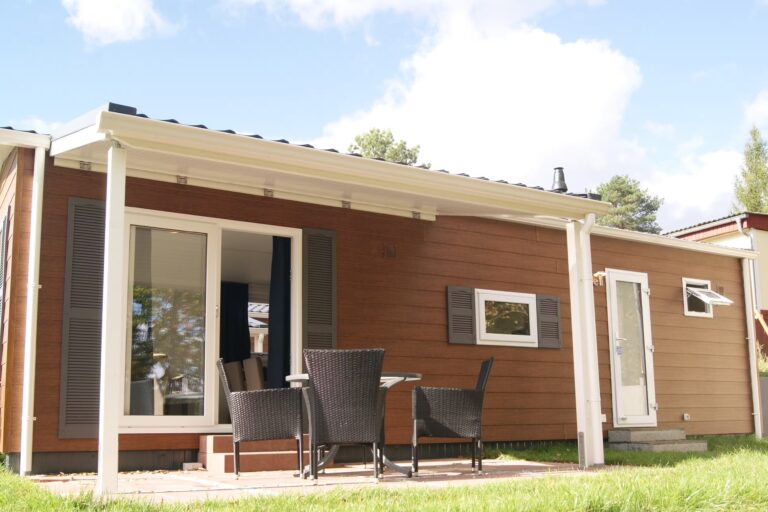 Campingpark Havelberge Mobilheim mit Veranda auf dem Campingplatz 1 768x512