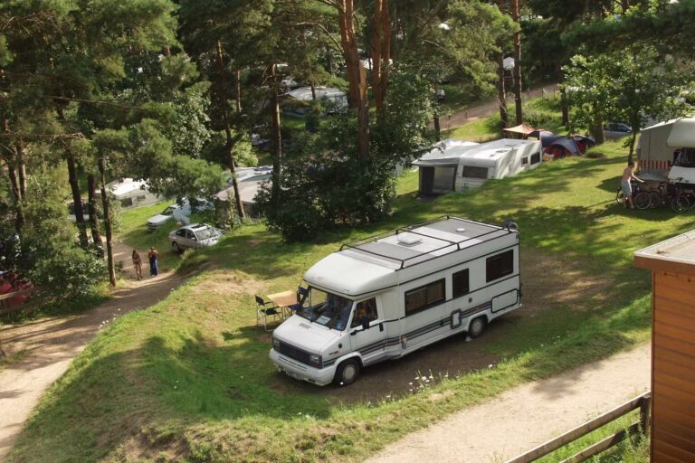 Campingpark Havelberge Wohnmobil und Wohnwagenstellplaetze im Schatten der Baeume 1 768x512
