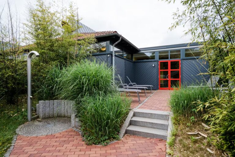 Campingpark Kalletal Aussenbereich der Sauna mit Liegestuehlen 495fea52 5a22 4d42 856d 360487cbc383 768x512