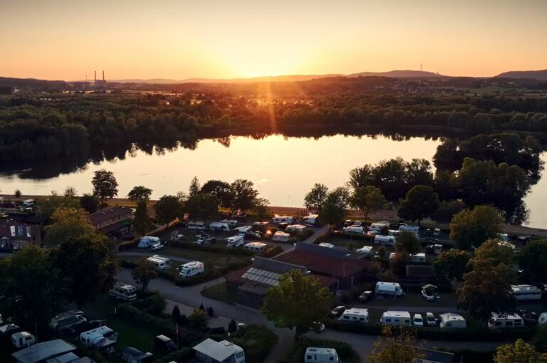 Campingpark Kalletal Campingplatz aus der Vogelperspektive bei Sonnenuntergang 00c29a80 0b20 4518 8c41 8cfbe11ac00f 768x510