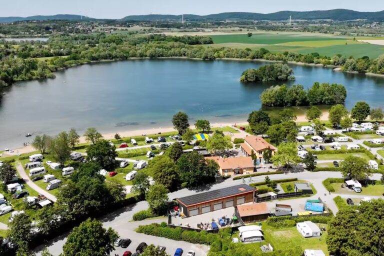 Campingpark Kalletal Luftaufnahme des Campingplatzes am See 880bb114 076a 456e 89ae 7545d27b91c8 768x512