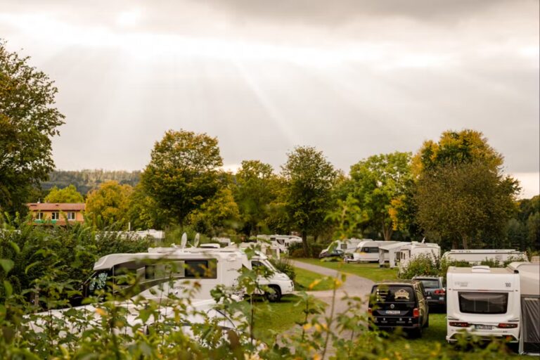 Campingpark Kalletal Standplatzwiese auf dem Campingplatz 189dd242 ea15 48de bcad faabdfb4cc7d 768x512