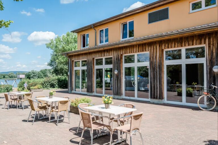 Campingpark Kalletal Terrasse vor der Gemeinschaftskueche mit Blick auf den See 69b64c47 cf96 4109 97fc 1acfa3244917 768x512