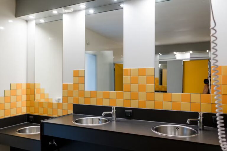 Campingpark Kalletal Waschbecken im Sanitaergebaeude des Campingplatzes 6d2ae0eb a953 4424 afd3 0c5fb891db70 768x512