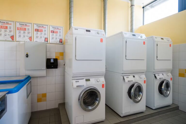 Campingpark Kalletal Waschraum mit Waschmaschinen und Trocknern im Sanitaergebaeude d1175f8f a650 4183 bf8c 59cbcd127b2f 768x512