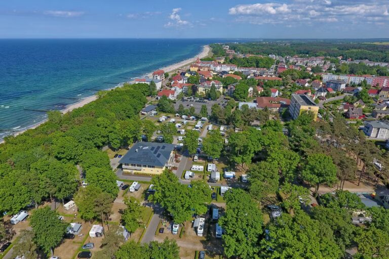 Campingpark Kuehlungsborn Luftaufnahme vom Campingplatz am Strand der Ostsee 768x512