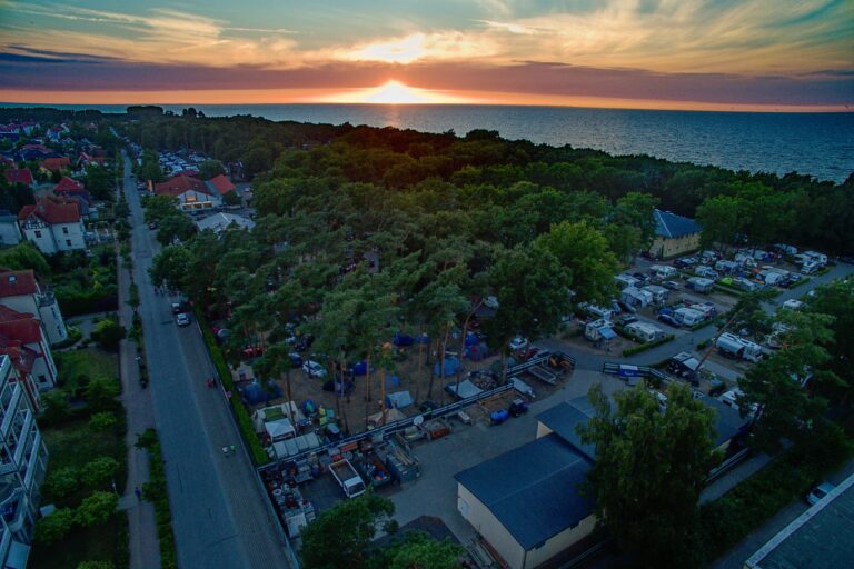 Campingpark Kuehlungsborn Luftaufnahme vom Campingplatz mit Strand an der Ostsee bei Sonnenuntergang 768x512