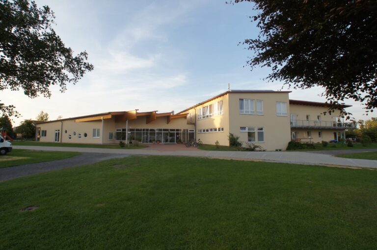 Campingpark LuxOase Blick auf das Sanitaergebaeude auf dem Campingplatz 68f3b34d c439 4d61 8efd e119368e954c 768x510