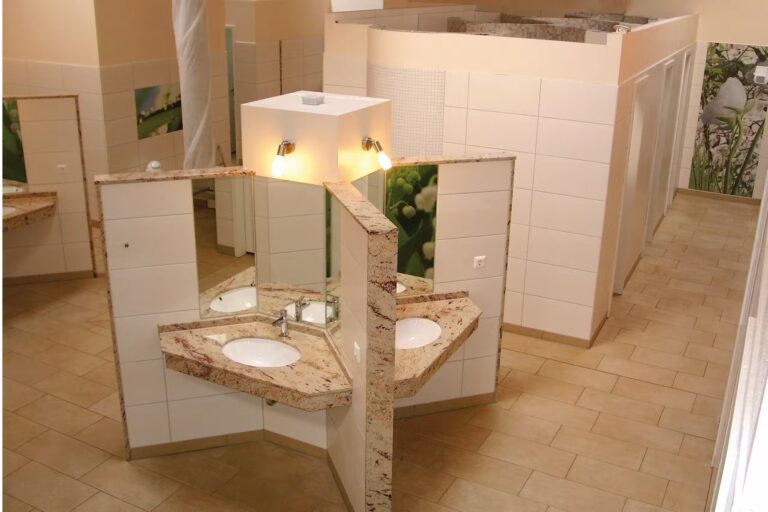 Campingpark LuxOase Innenansicht des Sanitaergebaeudes b92f7c9d f6a4 4f01 b899 a4ec07e48520 768x512