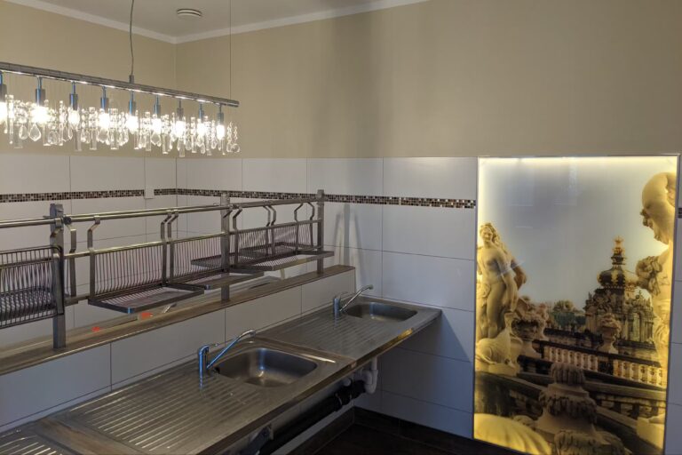 Campingpark LuxOase Spuelkueche im Sanitaergebaeude des Campingplatzes 961813bb 4471 4435 9792 b1ab84706ea6 768x512