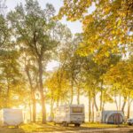 Campingpark Sanssouci Stellplaetze mit Baeumen am Wasser 150x150
