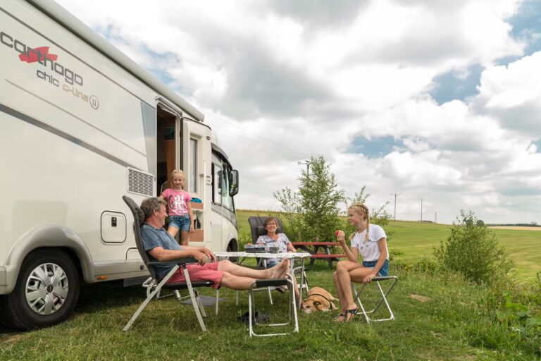 Campingpark im Bergischen Land Gaeste entspannen auf ihrem Standplatz 47dc1909 a168 40ae 9dfe 048ab794e6a1 768x512