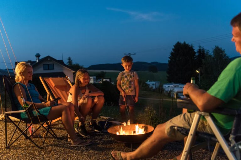 Campingpark im Bergischen Land Gaeste sitzen gemeinsam am Lagerfeuer a2693b2a f07d 40bd 8b2f a4bb1267ff52 768x512