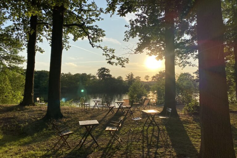Campingplatz Am Kamernschen See Terrasse am See bei Sonnenuntergang dc17c376 108e 4910 a7a5 e386f97f41eb 768x512